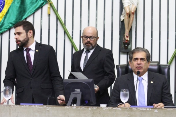 Servidor Alberto Jorge Portela Lima, entre os deputados Julinho e Zezinho Albuquerque (Foto: Paulo Rocha/Agência de Notícias AL-CE)