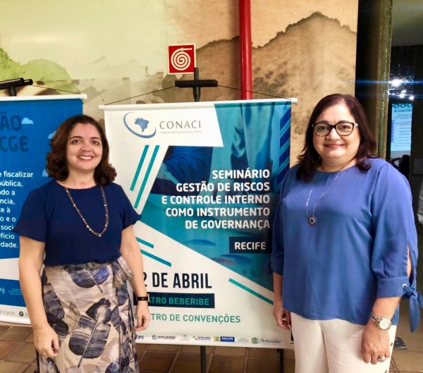 Servidoras da AL-CE Heline Monteiro e Sílvia Correia durante o evento