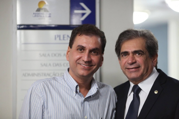 Luís Edson Correia e Zezinho Albuquerque felicitam servidores e servidoras (Foto: AL-CE)