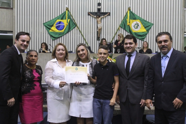 Maria Odete Marçal Sampaio ao ser homenageada pelos parlamentares durante a sessão solene (Foto: Edson Junior Pio)