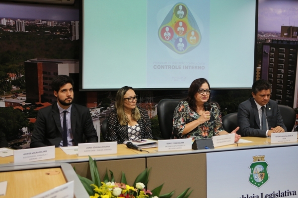 Sílvia Helena Correia (a terceira, da esquerda para a direita) representará a AL-CE no encontro (Foto: Marcos Moura)