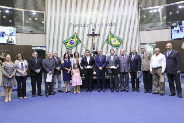 Sessão solene foi realizada no Plenário 13 de Maio (Foto: AL-CE)