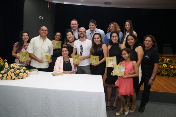 Fátima Abreu acompanhada de servidores e servidoras da FM Assembleia 96,7 e de outros setores da AL (Foto: José Leomar)