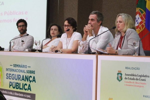 Mesa "Direitos Humanos e Políticas de Segurança Pública" realizada nesta manhã (Foto: AL-CE).