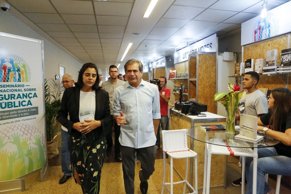 Luíza Perdigão e Zezinho Albuquerque em visita aos stands