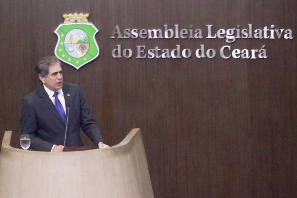 Presidente da ALCE, Zezinho Albuquerque, na sessão desta sexta-feira (13/07)