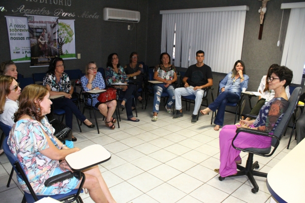 Lissie Castro, uma das coordenadoras do Programa Casulo, durante a atividade dirigida a servidores e servidoras da ALCE