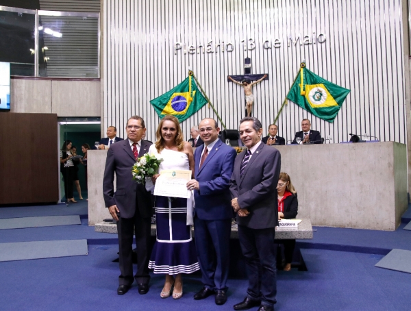 Deputados Sérgio Aguiar e Heitor Férrer, juntamente, com Major PM Ezequiel Oliveira entregam homenagem a Sávia Magalhães