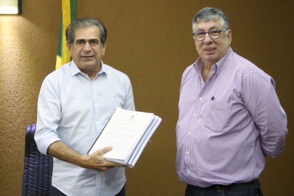 Presidente Zezinho Albuquerque recebe do secretário Maia Júnior proposta da LOA