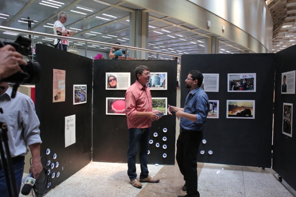 Chefe do Núcleo de Fotografia, Paulo Rocha, e coordenador de Comunicação Social da ALCE, Ilo Santiago Jr., na exposição