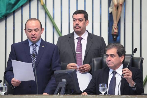 Diretor do Departamento Legislativo, Carlos Alberto Aragão (ao centro), entre os deputados Sérgio Aguiar e Zezinho Albuquerque