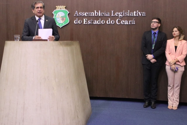 Jornalistas Juliano de Medeiros e Aline Pedrosa em plenário durante pronunciamento do presidente Zezinho Albuquerque