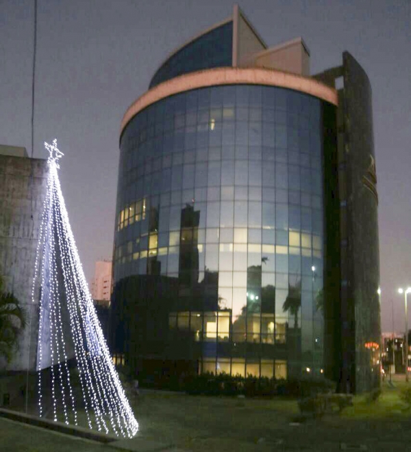 Fachada do Poder Legislativo decorada em clima natalino