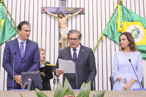 Camilo Santana, Zezinho Albuquerque e Izolda Cela durante a solenidade de posse