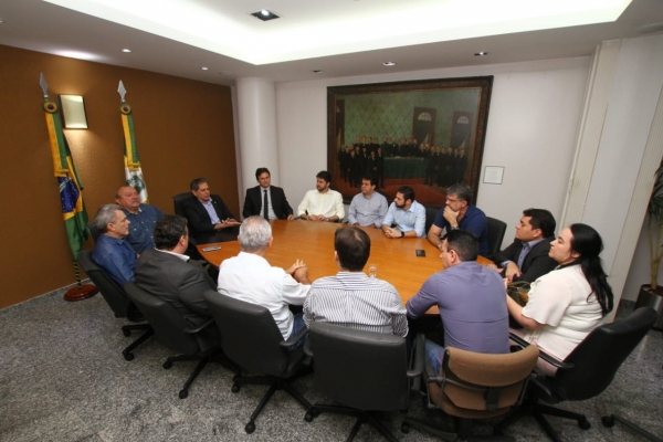 Deputados Zezinho Albuquerque e Dr. Sarto durante encontro em que falaram aos demais parlamentares sobre a próxima gestão da AL-CE