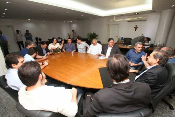 Presidente Zezinho Albuquerque reunido com deputados estaduais, nesta sexta-feira (11/01)