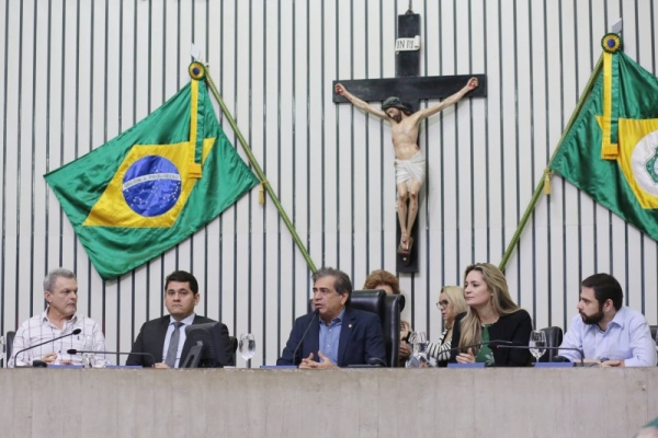 Presidente da AL-CE Zezinho Albuquerque (centro), entre os deputados Dr. Sarto, Audic Mota, Augusta Brito e Julinho