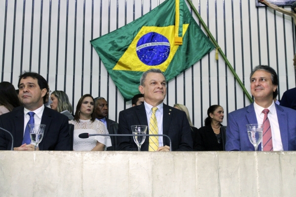 Deputados Evandro Leitão e Dr. Sarto ao lado do governador Camilo Santana