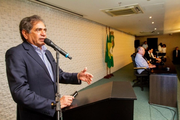 Zezinho Albuquerque ao discursar durante a solenidade, diante da mesa diretora que contou com o presidente da Assalce, Luís Edson Correia