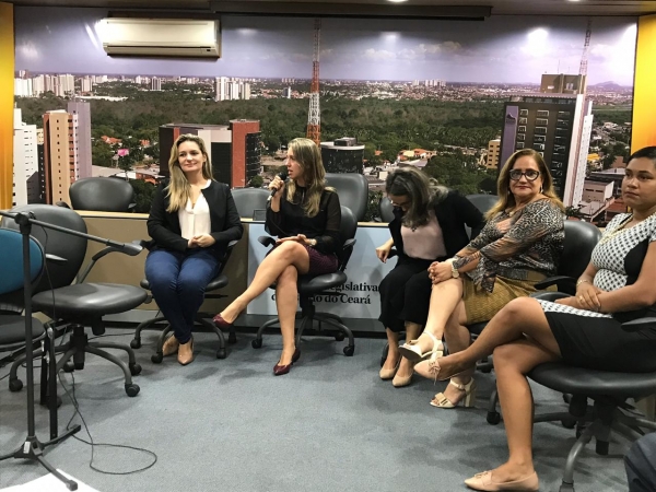 Deputada Augusta Brito e vereadora Larissa Gaspar durante o encontro com as servidoras da Assembleia