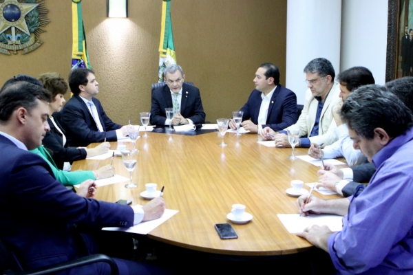 Presidente José Sarto (centro) durante a reunião da Mesa Diretora da AL-CE