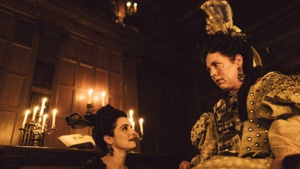 As atrizes Rachel Weisz e Olivia Colman em cena de A Favorita