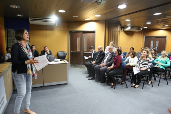 Eliana Medeiros, facilitadora do curso, fala aos servidores durante atividade do curso