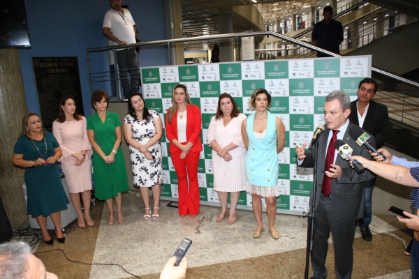 Presidente da AL-CE, José Sarto, ao discursar durante o evento, acompanhado das deputadas estaduais