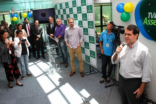 Parlamentares e servidores durante o aniversário da TV Assembleia