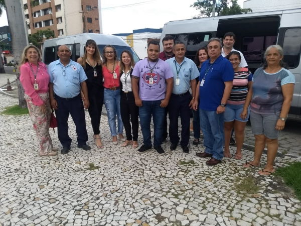 Servidores e servidoras que participaram da Caravana da Solidariedade nesta quarta-feira (10/04)