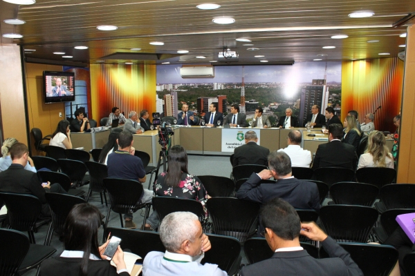 Parlamentares e servidores da AL-CE durante a reunião realizada nesta quinta-feira (11/04)