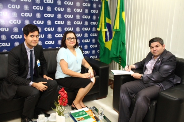 Leonel Oliveira (auditor-chefe do TJCE), Giovanni Pacelli (superintendente da CGU no Ceará) e Sílvia Correia (auditora interna da AL-CE) durante a visita