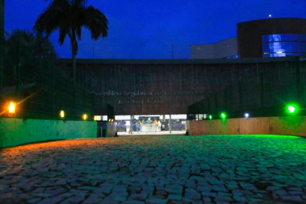 Iluminação externa do plenário da AL-CE, no acesso pela avenida Desembargador Moreira