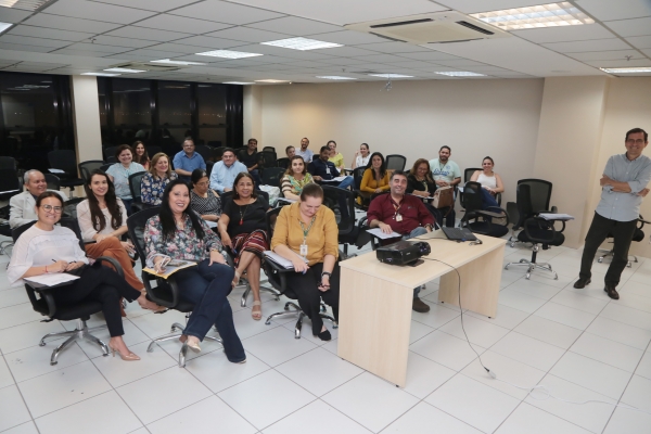 Consultor e professor Sérgio Barbosa e turma durante a abertura do curso