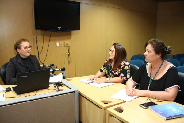 Equipe da Consultoria Parlamentar durante a reunião realizada nesta sexta-feira (03/05)