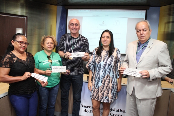 Servidores da A3P e representantes de associações de reciclagem de materiais durante o sorteio