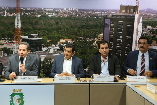 Durante o debate, o presidente da Assalce, Luís Edson Corrêa (o terceiro, da esquerda para a direita), fez intervenções