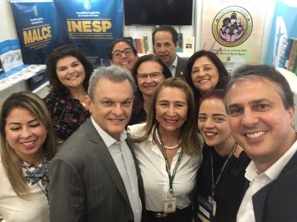 Presidente da Assembleia, José Sarto, e governador Camilo Santana em visita ao stand