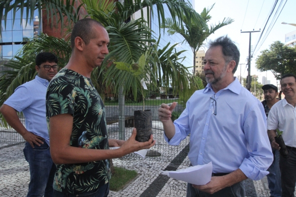 Deputado Acrísio Sena durante a ação realizada nesta quinta-feira (06/06)