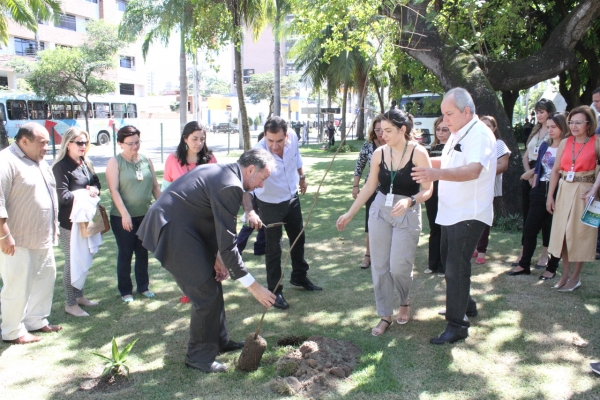 Deputado Acrisio Sena e diretor Lindolfo Cordeiro plantam muda de angico-do-serrado no jardim da AL-CE