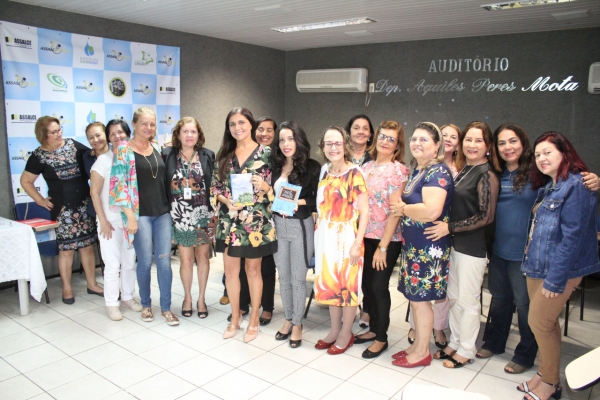 Autoras dos livros e participantes da póetica durante atividade realizada nesta quinta-feira (13/06)