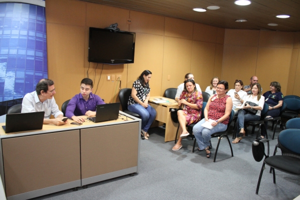 Servidores durante a reunião realizada nesta segunda-feira (17/06)