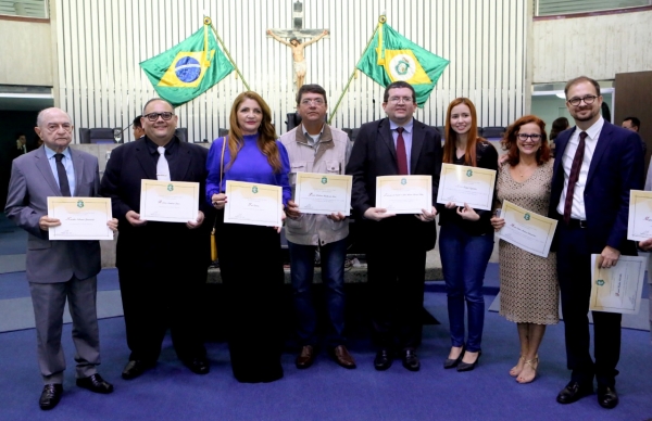 Jornalistas que atuam na Assembleia Legislativa receberam certificados como homenageados durante a sessão solene