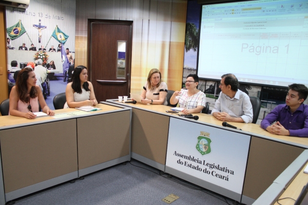 Servidores reunidos durante a manhã desta terça-feira (02/07), no Complexo de Comissões Técnicas