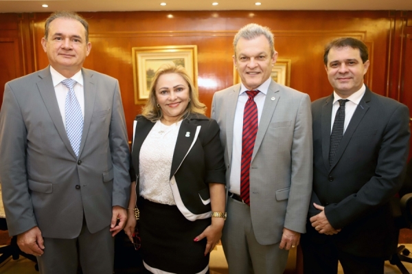 Desembargador Washington Araújo, presidente do MMLC, Meire Costa Lima, presidente da AL-CE, José Sarto, e deputado Evandro Leitão durante a assinatura do convênio