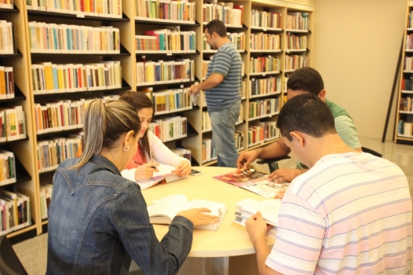 Biblioteca fica aberta ao público de segunda a sexta-feira, das 8 horas às 17 horas