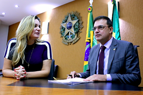 Presidente em exercício da Assembleia, Fernando Santana, ao lado da deputada Augusta Brito (PCdoB)