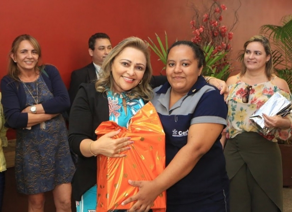 Meire Costa Lima entrega brinde em festa do Dia das Mães das servidoras terceirizadas da AL-CE