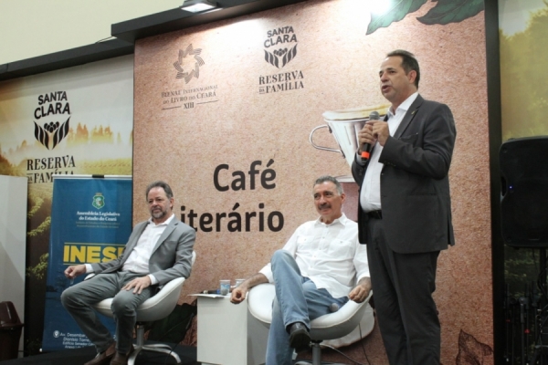 Acrísio Sena, Artur Bruno e João Milton Cunha durante o lançamento do livro "Meio Ambiente: começo e fim"