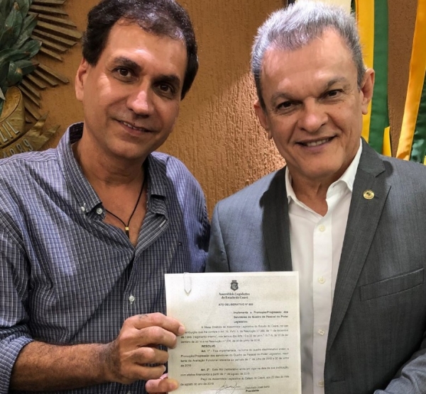 Presidentes da Assalce, Luís Edson Corrêa, e da Assembleia, José Sarto, durante a assinatura do ato deliberativo